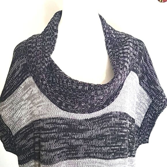 Jamie Nicole Gray & White Sweaterdress,Cowl Neck,Short Sleeves, Buttons, Size 4X - Picture 3 of 9